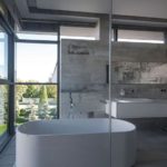 Salle de bain avec fenêtres panoramiques dans une maison de campagne