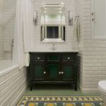خزانة سوداء مع مغسلة في حوض استحمام أبيض
