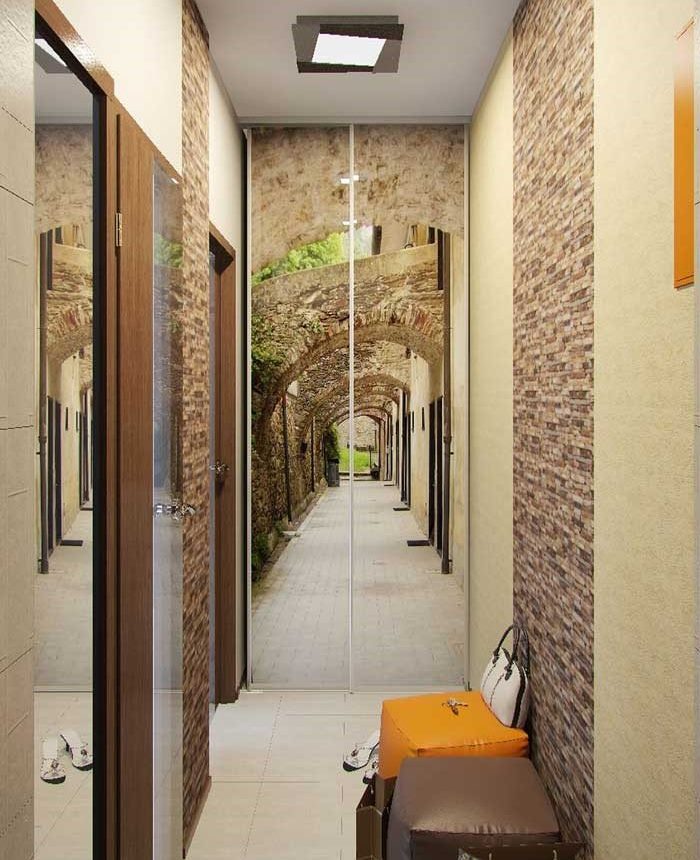 Küçük bir koridorda dolap kapıları üzerinde gerçekçi fotoğraf duvar kağıdı