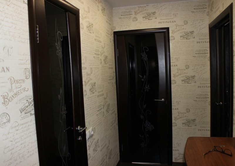 Portes noires dans un petit couloir
