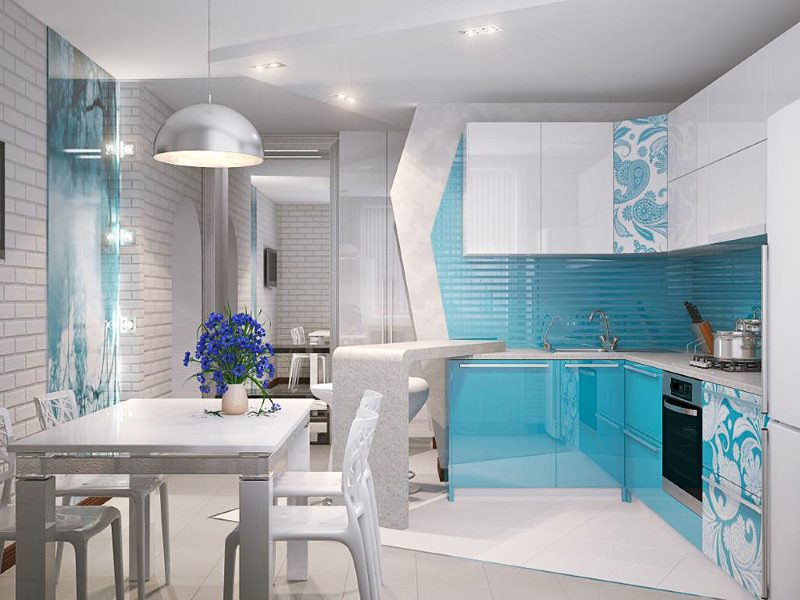 Gaiši zila krāsa jūgendstila stila virtuves interjerā
