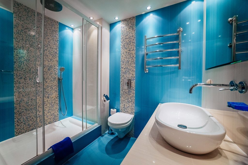 Màu xanh trong thiết kế phòng tắm hiện đại