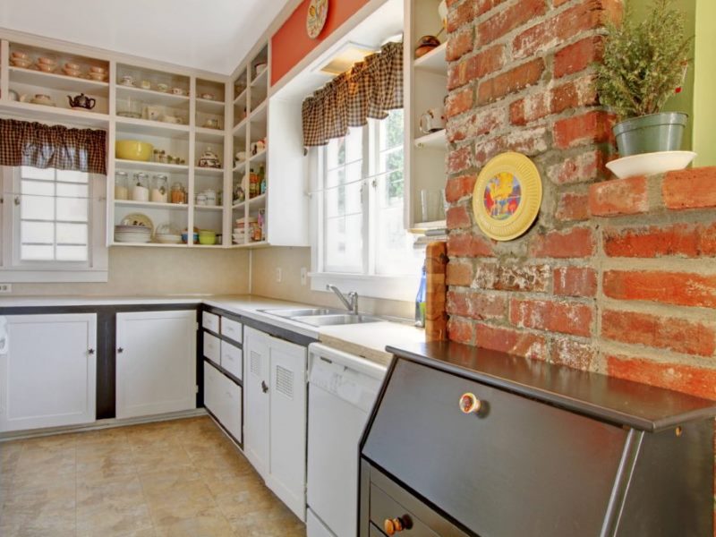 Kaba kırmızı tuğla duvar küçük mutfak tasarımı