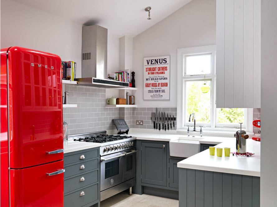 Bucătărie în stil retro cu frigider roșu.