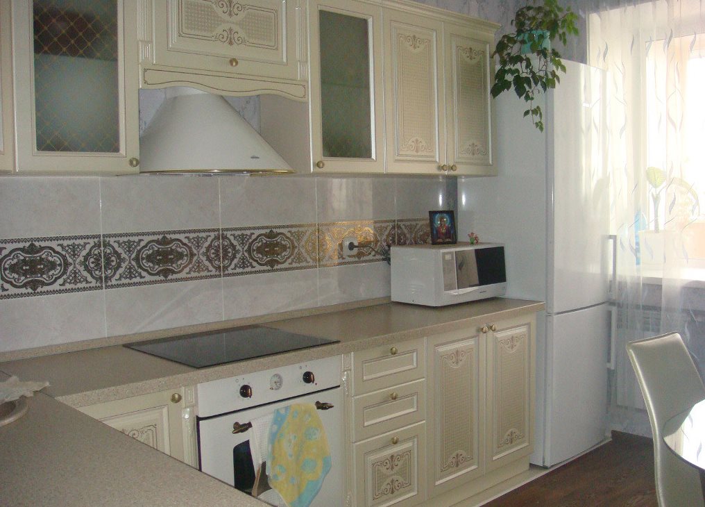 Stūra virtuves izkārtojums ar loga ledusskapi