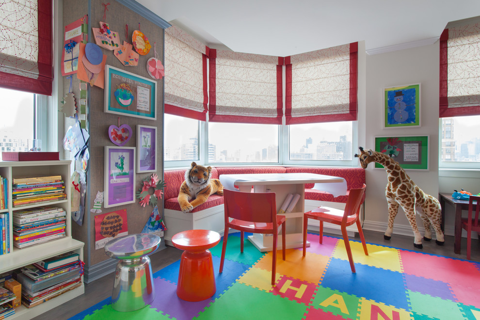 Cumba penceresinde iki çocuk için oda dekorasyonu