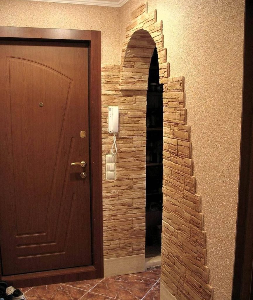 Koridor duvarlarının doğal taşlarla dekorasyonu