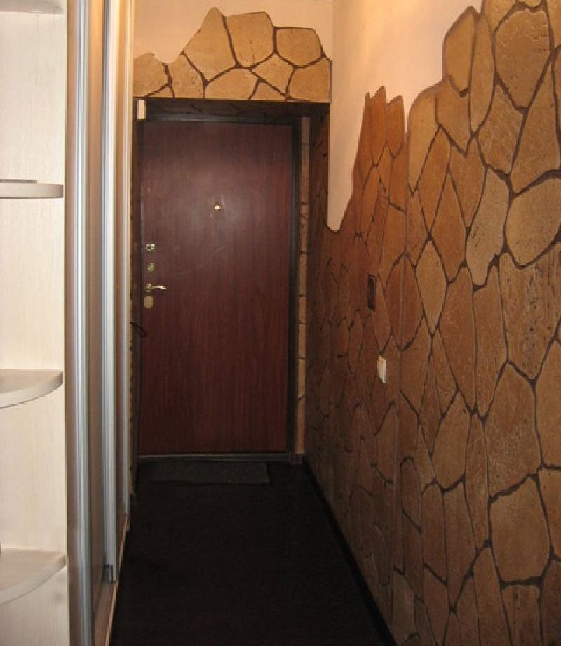 Küçük bir koridorun duvarlarının tasarımında doğal taş