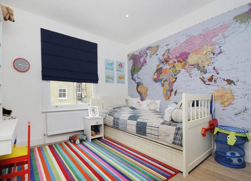 Carte du monde sur le mur d'une chambre d'enfant