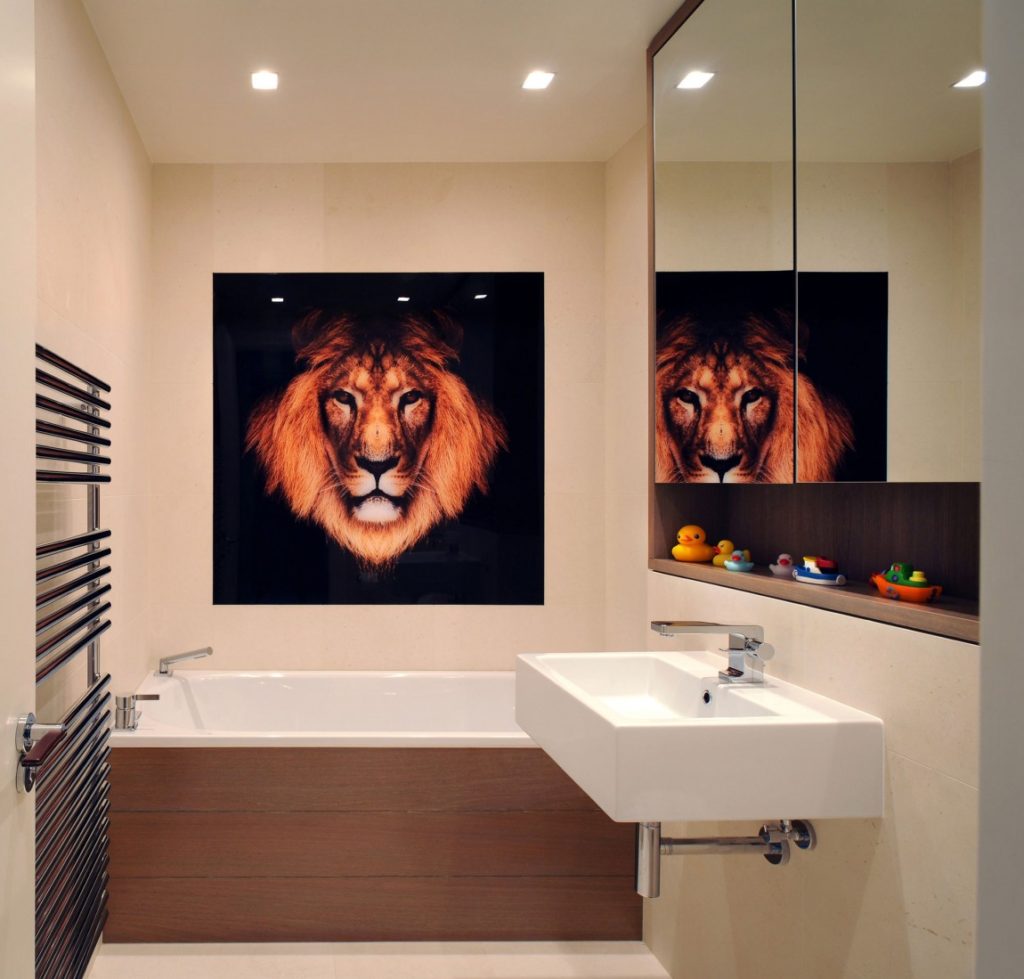 ציור אריה על קיר האמבטיה