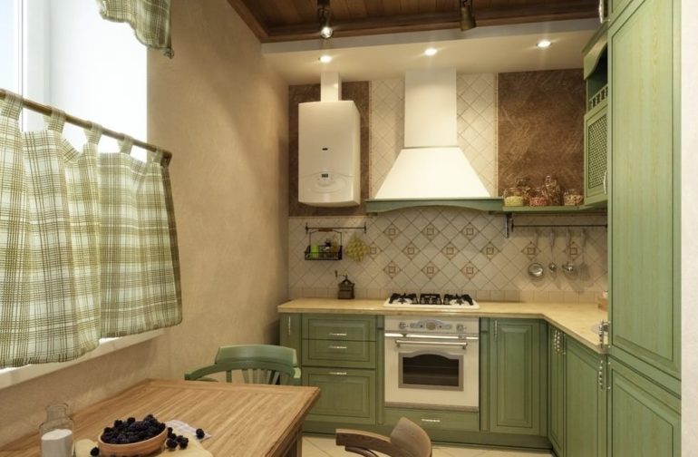 Interiorul bucătăriei în stil Provence, cu încălzitor cu apă