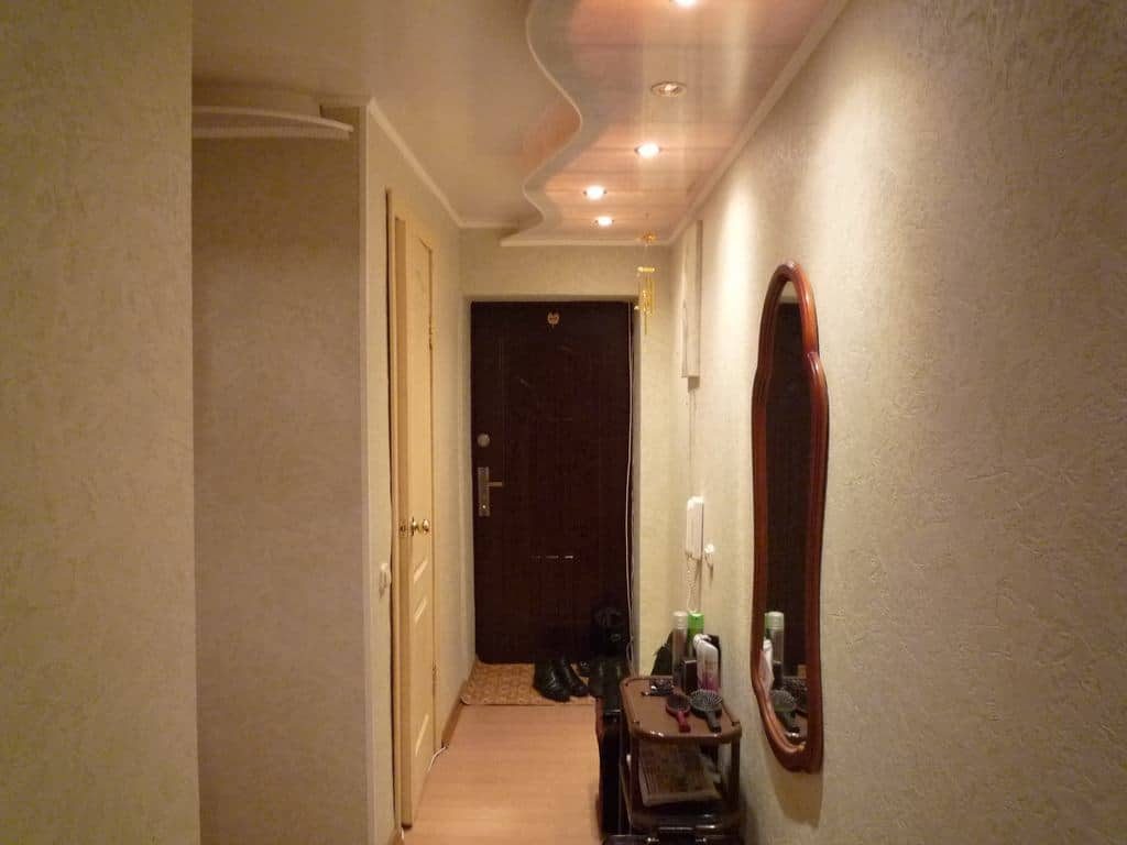 תקרה יפה עם תאורה אחורית במסדרון צר