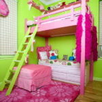 سرير بطابقين وردي مع درج أخضر
