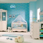 Küçük bir çocuğun odasında mavi duvarlar