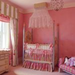 Murs roses pour peindre dans la chambre d'une fille