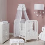 Yeni doğmuş bir bebeğin yatak odasında beyaz mobilyalar