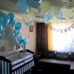 Ballons bleus dans une chambre d'enfant