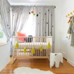 Bebek odasında soluk gri perdeler