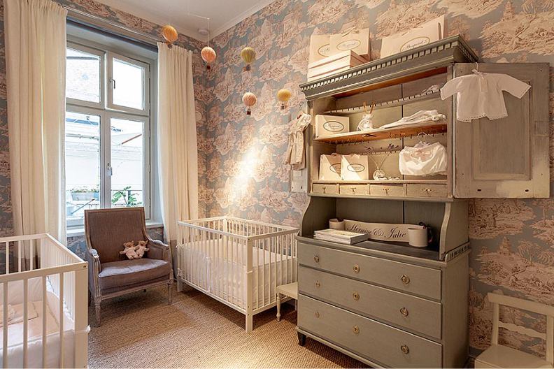 Commode de style provençal dans une chambre d'enfant