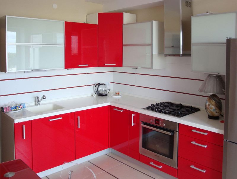 الأثاث الأحمر والأبيض في مطبخ صغير