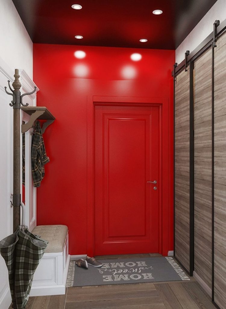 Mur rouge dans un petit couloir
