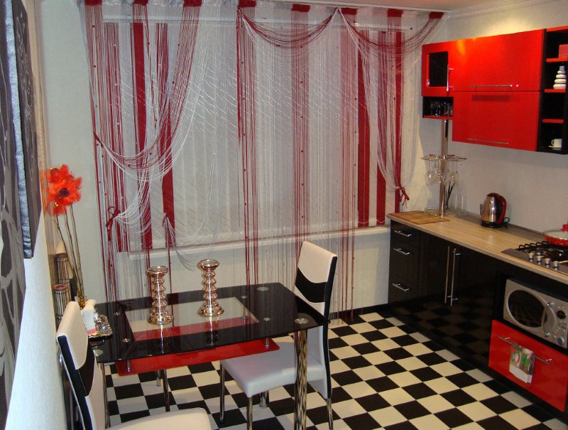 Melnas un sarkanas krāsas virtuves telpas dizainā