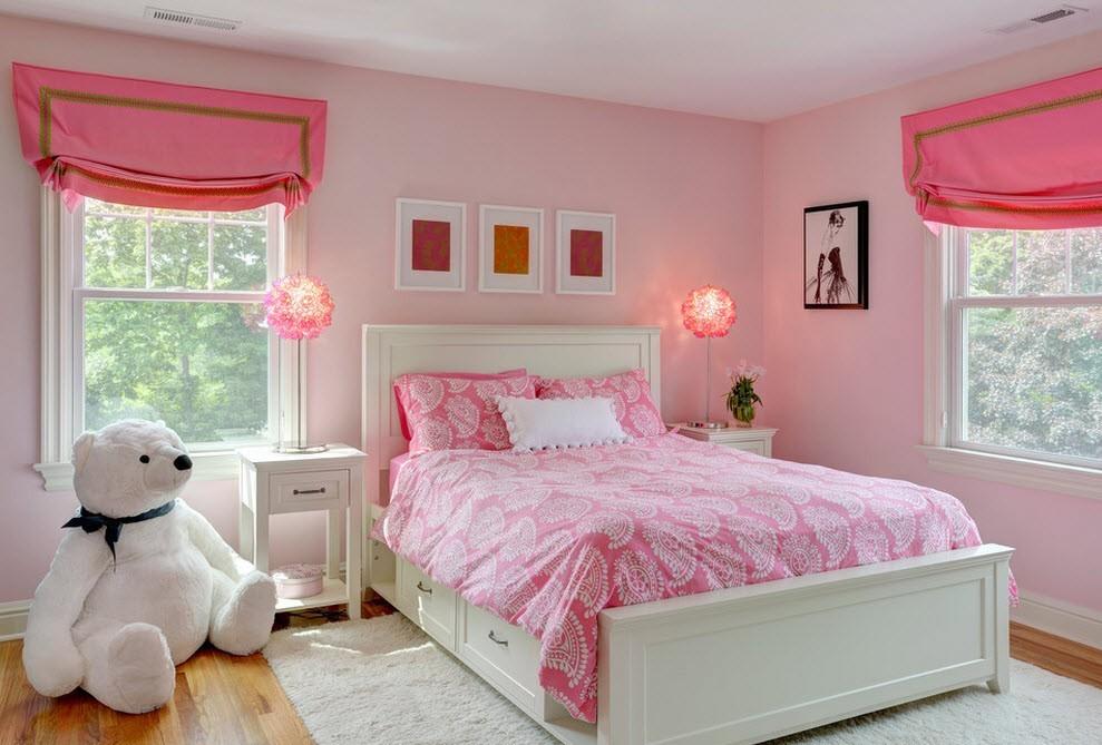 La combinaison d'un couvre-lit rose avec des rideaux d'une couleur similaire