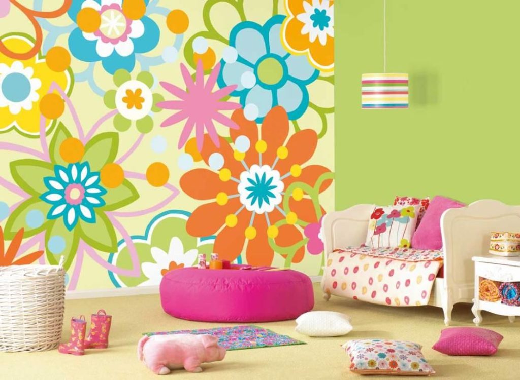 Papier peint floral lumineux dans la chambre des enfants