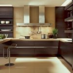 Bir kır evi mutfakta koyu kahverengi mobilya