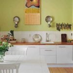 Kireç yeşili duvar rafları ile mutfakta