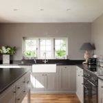 Dolapları asma mutfak tasarımında gri renk