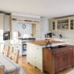 Design interior al bucătăriei unei case private în culori pastelate