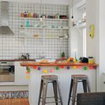 Bucătărie fără dulapuri superioare într-o casă de țară