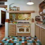 Placi de mozaic ceramice pe podeaua bucătăriei.