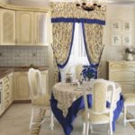 Klasik bir mutfak tasarımında mavi renk