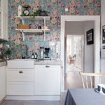 Provence tarzında mutfakta çiçekli duvar kağıdı