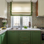Bucătărie în tonuri de alb și verde cu dale cu un ornament interesant