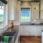 Bucătărie într-o casă privată cu ferestre de diferite dimensiuni