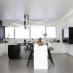 Bucătărie de înaltă tehnologie, cu geam panoramic cu perete