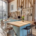 Bucătărie în stil mansardă într-o casă din lemn