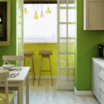 Virtuve zaļā krāsā ar pārveidotu balkonu