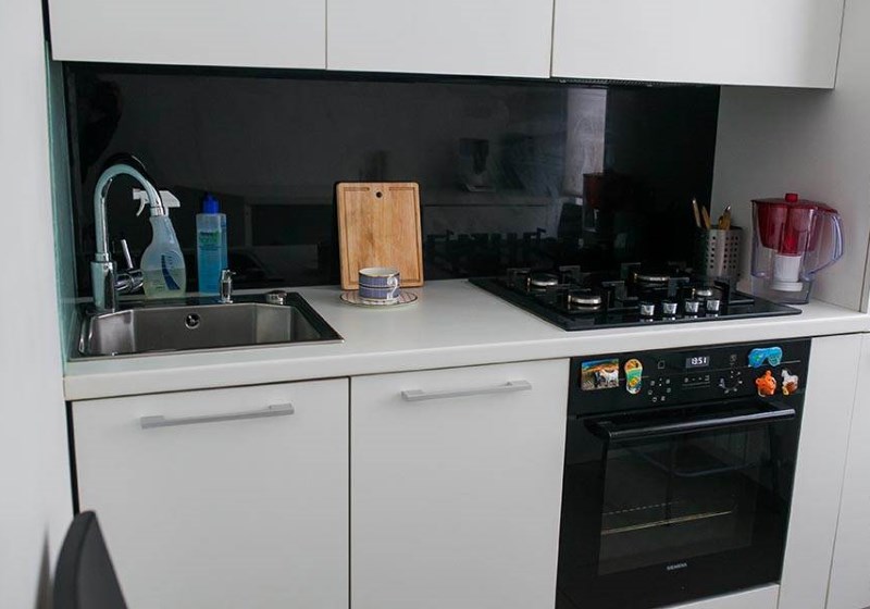 6 m2'lik mutfakta yerleşik siyah gazlı fırın