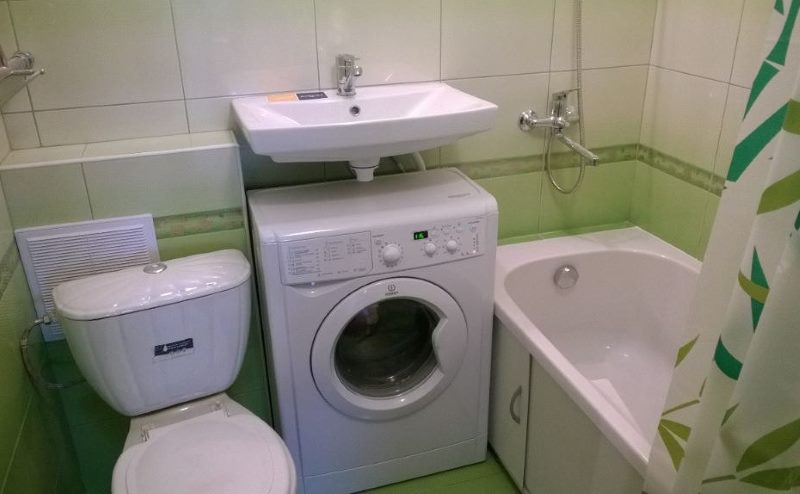 Một nơi để máy giặt trong phòng tắm nhỏ