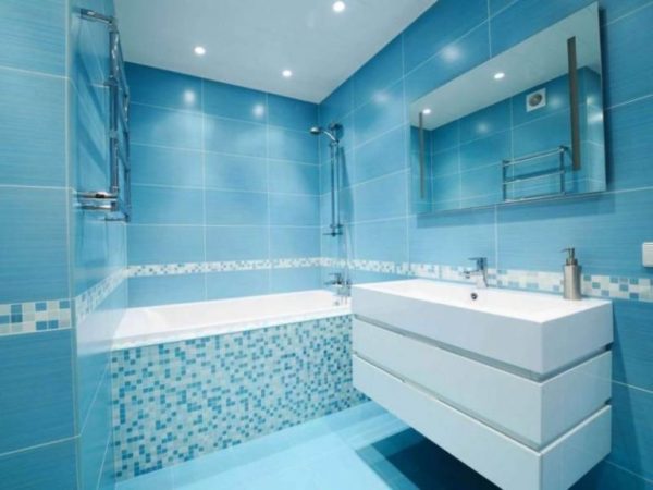 Phòng tắm nhỏ màu xanh
