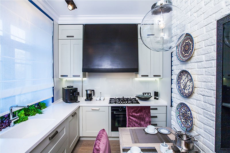 Interiorul bucătăriei albe cu încălzitor cu apă cu gaz