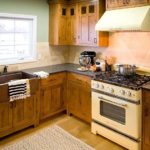 Bir kır evinde mutfak için doğal ahşap mobilyalar