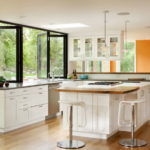 Geniş pencereli geniş bir mutfakta mobilya