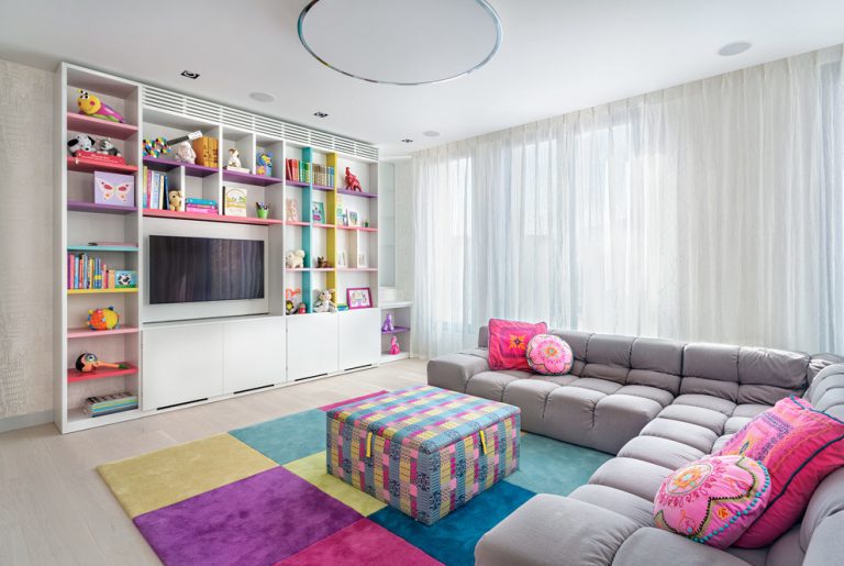 Proiectați o zonă de relaxare într-o cameră spațioasă pentru copii