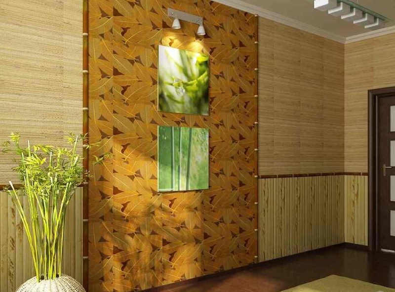 Mur dans le couloir avec du papier peint naturel