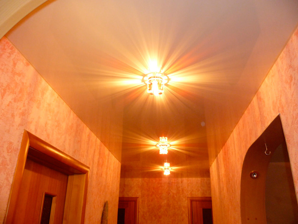 Lampes sur un plafond tendu d'un couloir étroit